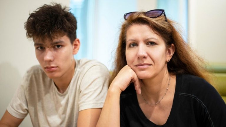 mãe recsa trabalho no lgar do filho